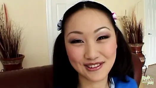 Asyalı bir kadın domaltmalı duruşta yoğun anal ilişki içinde yer alma beklentisi içindeyken kendini stimülasyona girer.