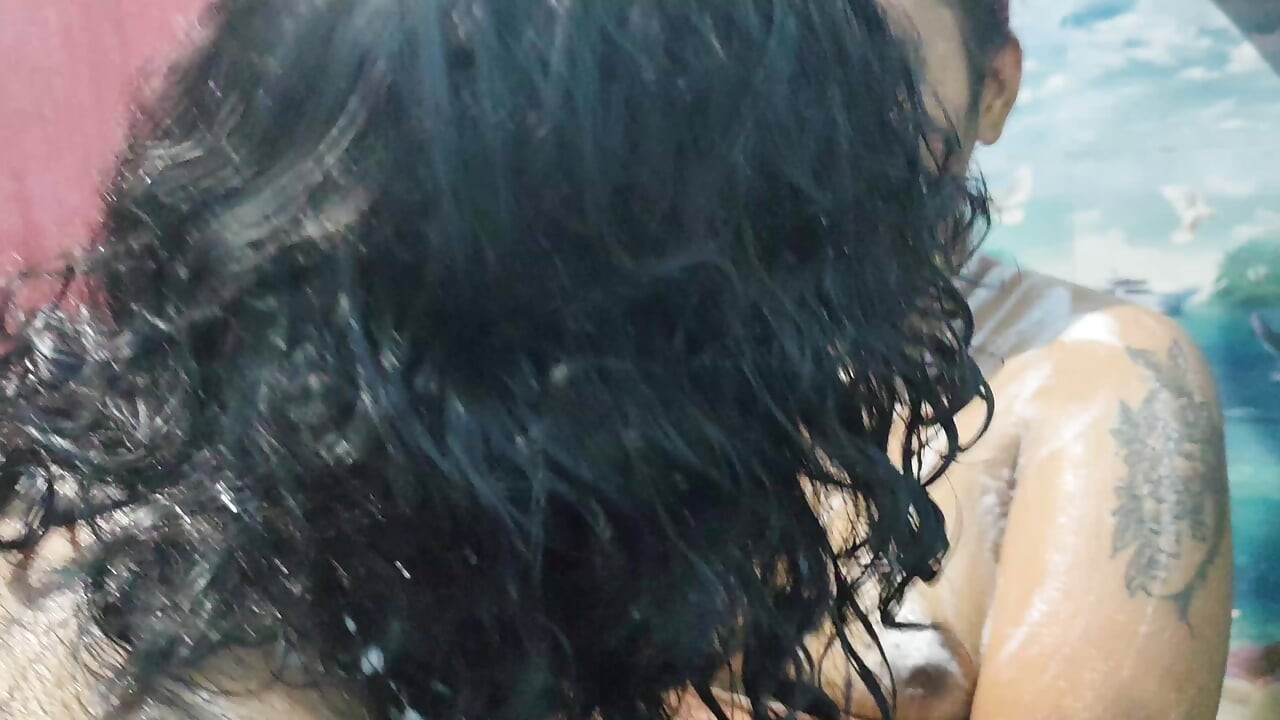 Bath romance with hand job and lip lock