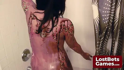 Kızların sırayla bir yarakla sikiştiği heyecanlı bir striptizli yüze boşalma oyunu