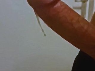 Enorme cazzo bianco grondante di sperma