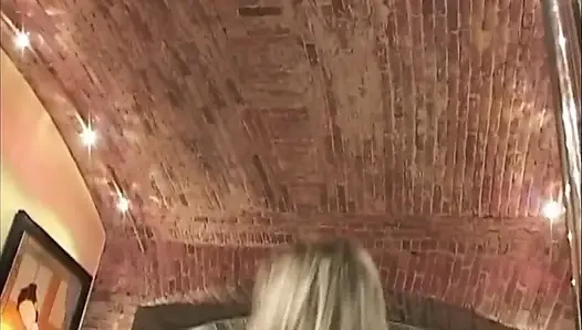 Blondine nimmt tief anal mit tropfendem creampie