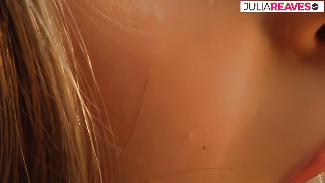 Si blonde membongkok semasa dia mengongkek lubangnya dengan dildo panjang