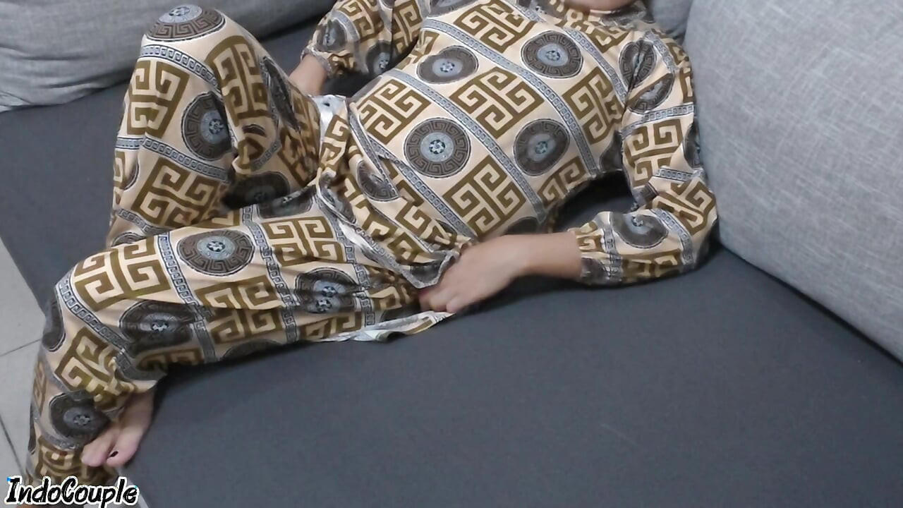 Adik tiri colok di ruang tamu aku bantuin dia puas