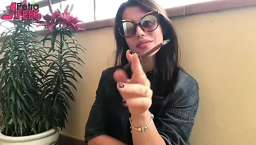Она предпочитает курить на улице