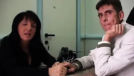 Tante sange menggoda cowok gagah ini untuk dientot habis-habisan di kamar mandi