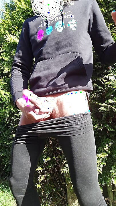 Kahve içerken yeni Vibro-Ring'imi deniyorum. Büyük yarağımdan birden fazla sperm damlıyor.