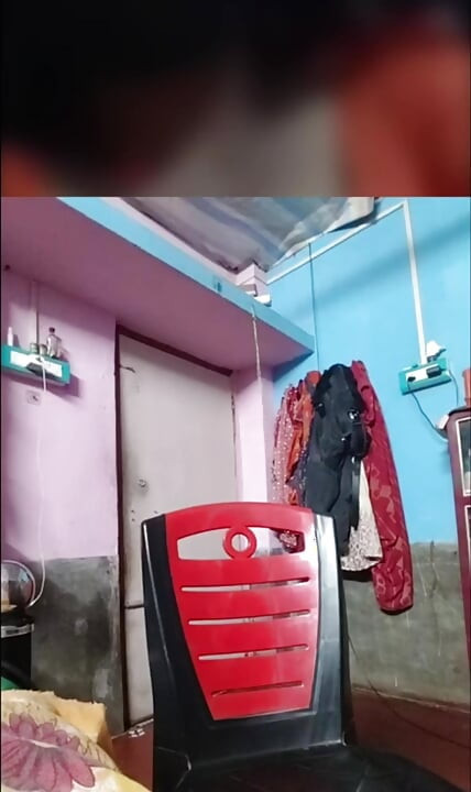 인도 시누이의 우유를 꺼내 우유에 오일을 잘 마사지해.