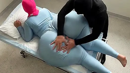 Соседка с большой задницей вызывает меня на специальный массаж жопой