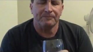 Verrückter Perverser Tom Pearl trinkt seine Pisse
