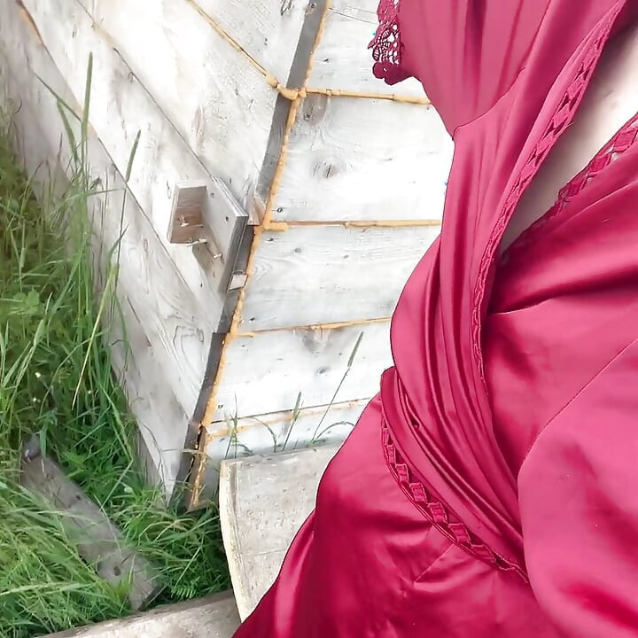 Arabanın çok çekici küçük bir çocuğu