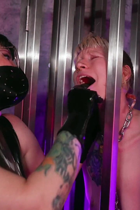 Rosa Rosebud kafeste, zincirleniyor, ağzı tıkalı ve gırtlağına kadar sikiliyor #1