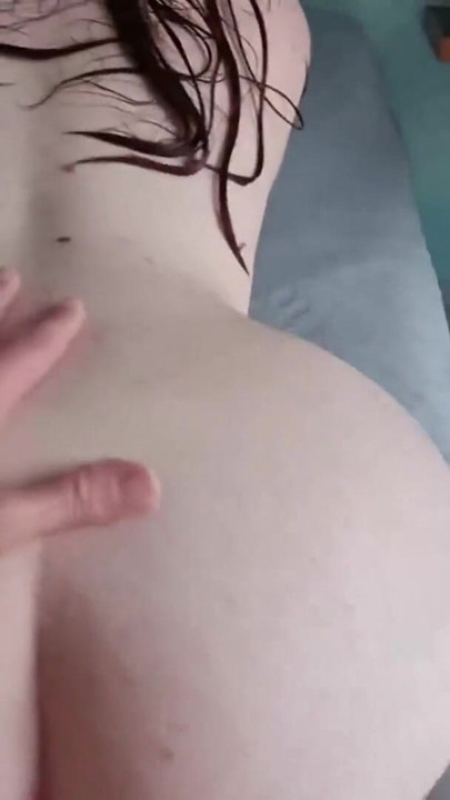 Must-see okamžik z "PŘIŠEL JSEM Z PLÁŽE A BYLI JSME ZAPLAVENÍ, MŮJ SOUSED NA MĚ DIVOCE KŘIČEL A PAK MĚ KOPAL"