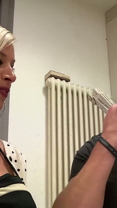 Die blonde Sekretaerin vom Trockenbauer ordentlich gebumst | Clip 1