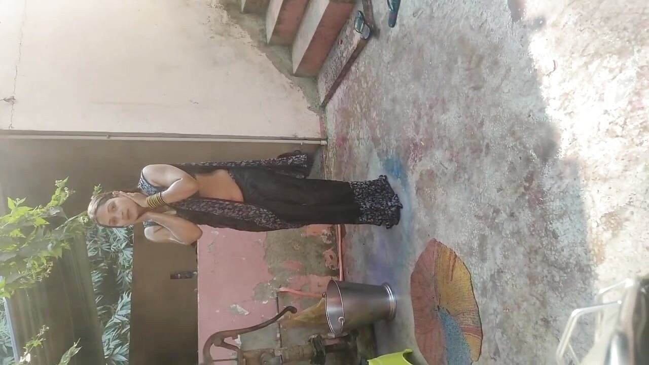 ITNE DINO BAAD KAAMWALI BAI KO CHODNE KA MOUKA MILA