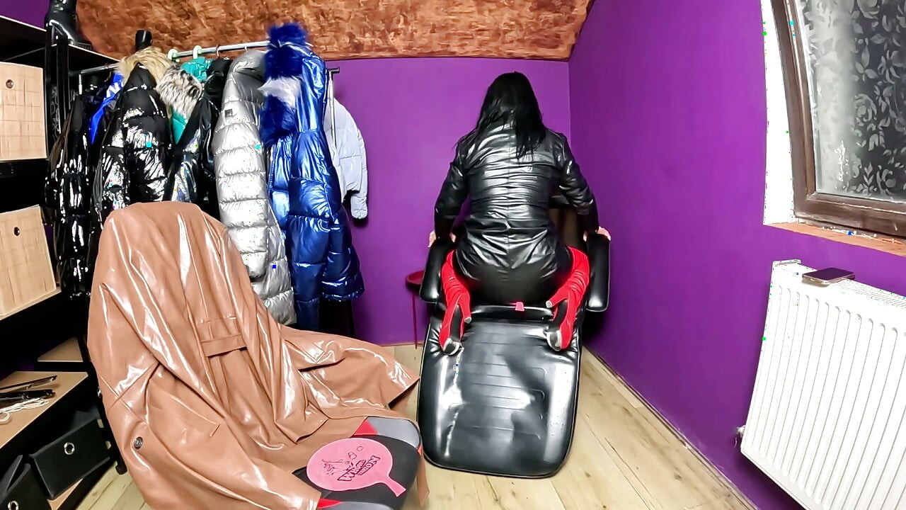 Dominerande läder MILf whoopee kudde fetisch. Blank pvc röv, högt prutande ljud och smutsigt sittande