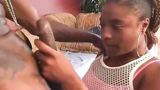 Чернокожая шлюха наслаждается хардкорным анальным трахом до кримпая в заднице