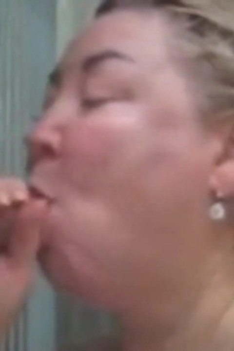 Kouřím ptáka ve sprše a vezmu si sperma na obličej a do pusy