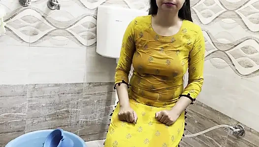 Hintli üvey anne tuvalette işiyor üvey oğlu çok yaramaz desi Hintçe ses kaydıyla sikişiyor