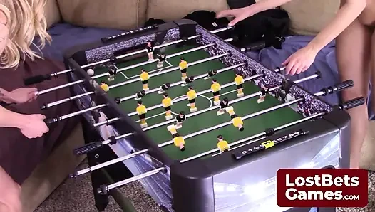 Dylan und Carmen sind zurück für ein spannendes Spiel von Strip Foosball