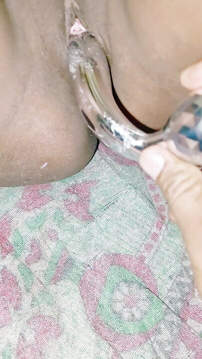 Akeli bhabhi ne chut ki chudai toy se kiya