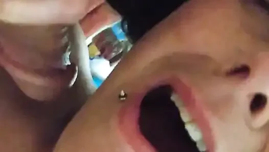 Seksi kız arkadaş aşağı atıyor!