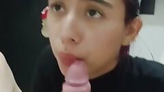 Un mec sexy laisse entrer sa demi-sœur et lui offre du bon sexe oral jusqu’à ce qu’il jouisse dans sa bouche