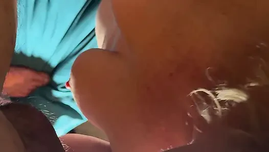Komşunun azgın orta yaşlı seksi kadın, yüksek sesle haddelemeli orgazm