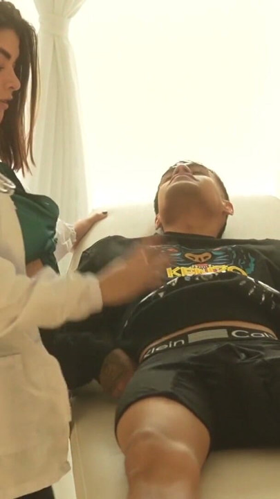 Latynoska BBW lekarka rżnie swojego młodego pacjenta z wielkim kutasem, który przypadkiem spuścił się w jej cipce! Danyel Mast | Clip 1