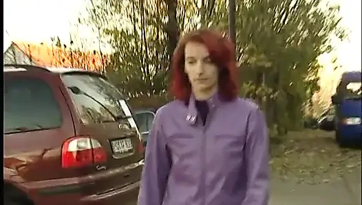 Рыжая тинка с маленькими сиськами делает удивительный минет на кастинге