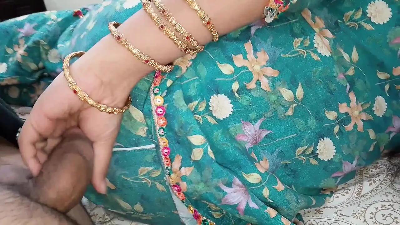 继子厌倦了他继妹的噪音，偷偷溜进了继母的房间