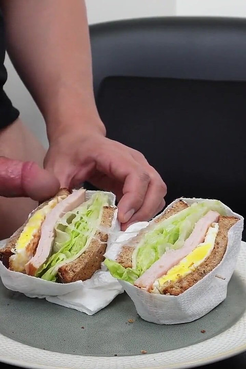 ASMR Azijski tip jede sendvič s doručkom