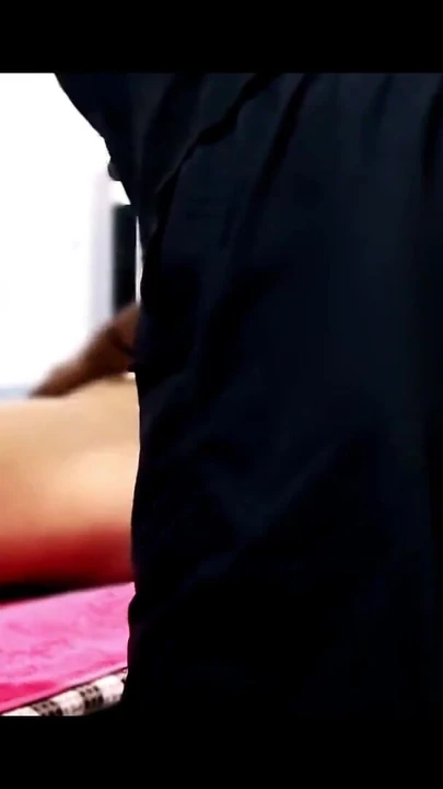 来自“按摩院的家伙抚摸我的阴户”的情感时刻