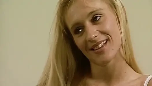 Cewek imut jerman dengan tubuh aduhai lagi asik memeknya pelan-pelan