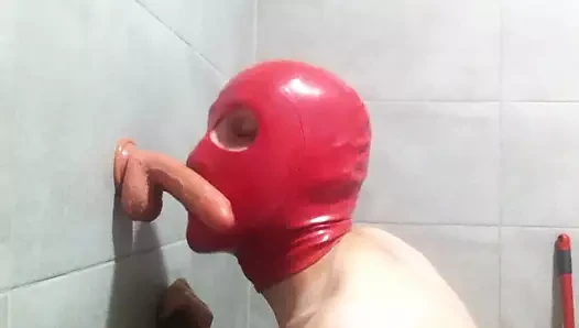 Kırmızı lateks kapüşonlu