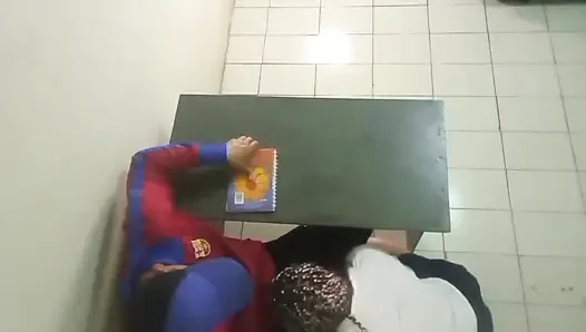 Ürpertici ve gerçek bir kız öğrenci sınıfın ortasında matematik öğretmeniyle götünü sikiyor