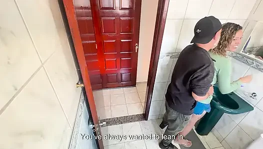 Bir akrabası banyoda üvey yeğenine sürtünerek boşalıyor.