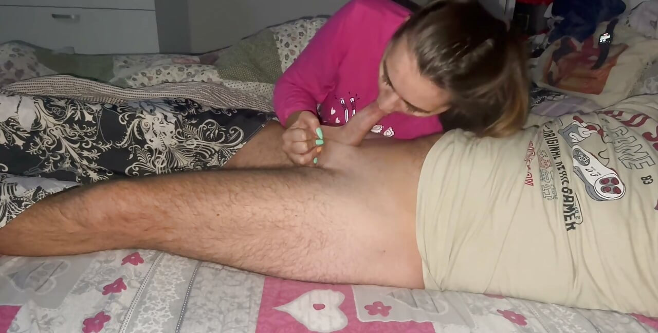 Cuckold-ehemann überrascht ehefrau mit bestem freund