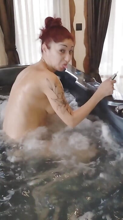 Relaxando na jacuzzi, eles estão massageando meus seios