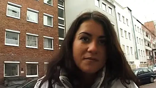 Schönes schönes schätzchen befriedigt sich beim casting
