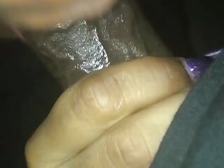 漂亮的指甲包裹在我的鸡巴上。Y O U N G 小妞在她身上湿了