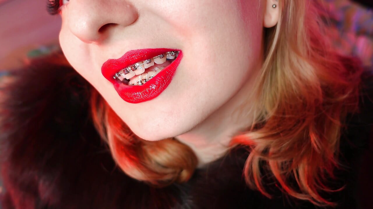 Roter lippenstift-fetisch und pelz