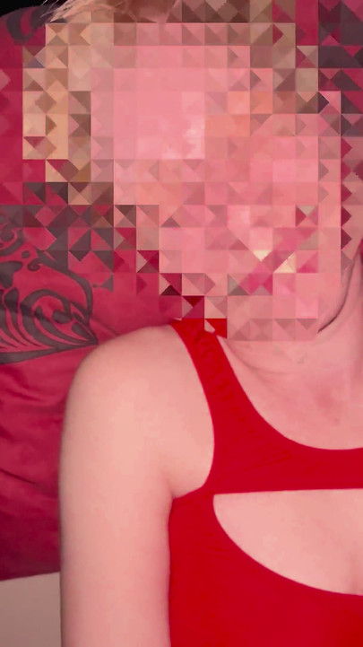 Kırmızı Mini Elbiseli Ve Bekaretli Evli Kadın, Büyük Dildoyla Oynuyor