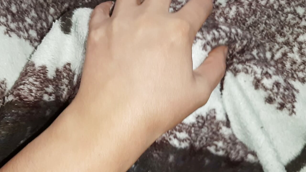 우리가 이불 속에서 몰래 방귀 뀌고, 핥고, 싸는 동안 가사도우미는 청소를 한다
