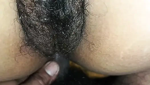 Моя прекрасная киска была мокрой и трахнутая, мой муж потушил огонь моей киски.