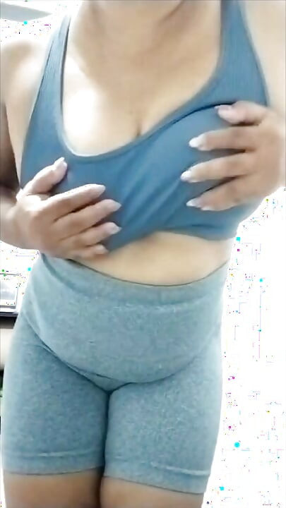 Sexy filipina-milf, Zumba tanzt und neckt ihre großen titten