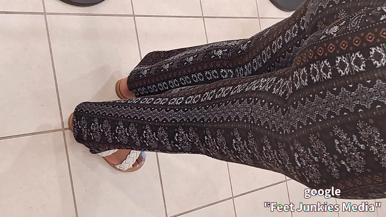 Hinter ihrem großen hintern und hübschen füßen und blau