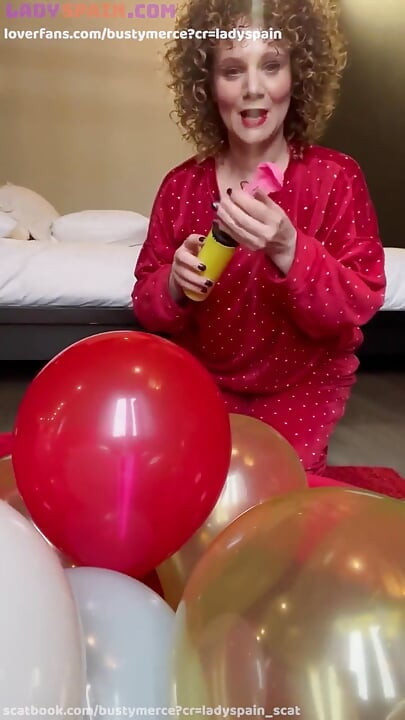 Merce onanerar med ballonger, hon är super kåt, titta på sin fitta