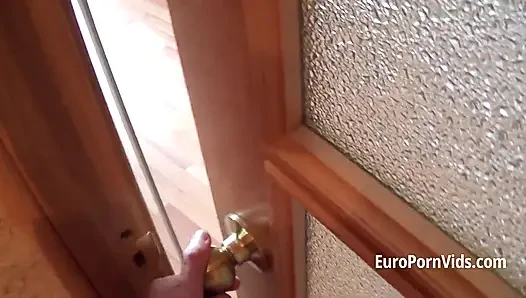 Симпатичная невинная тинка превращается в шлюшку