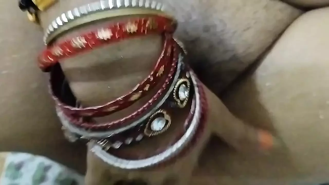 Seks panas buatan sendiri pepek kecil berbulu dijilat dari keinginan seksual