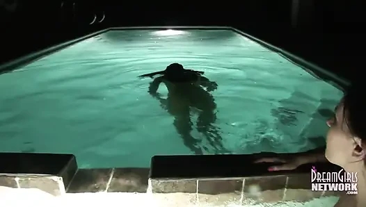 Drei mädchen nackter whirlpool nach der party
